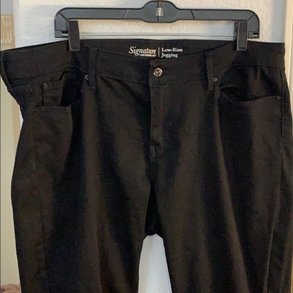 The perfect black low rise jeggings!